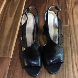 🧚🏾‍♀️2 for $18🧚🏾‍♀️Nine West black leather heeled sandals.